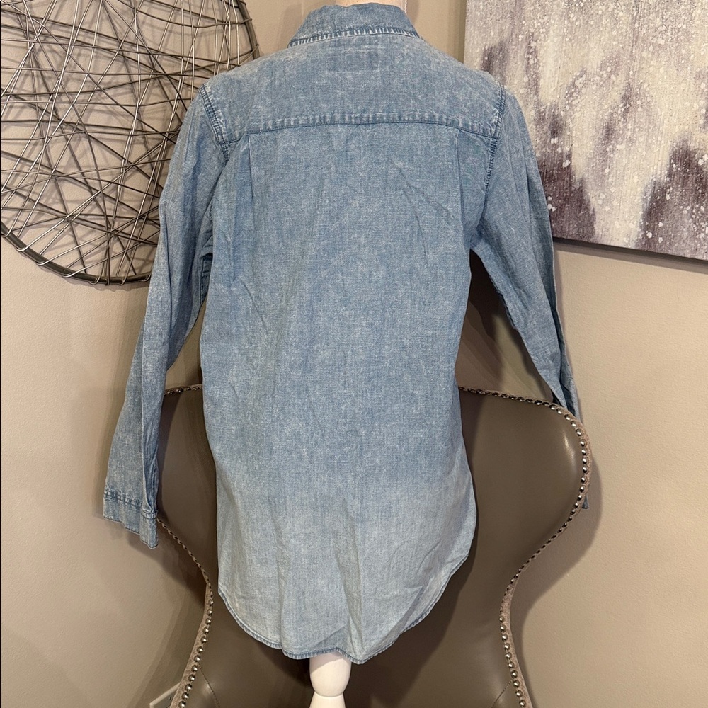 Lucky Brand Light Blue Boyfriend Shirt Denim Button-Up Shirt size medium - Picture 2 of 5